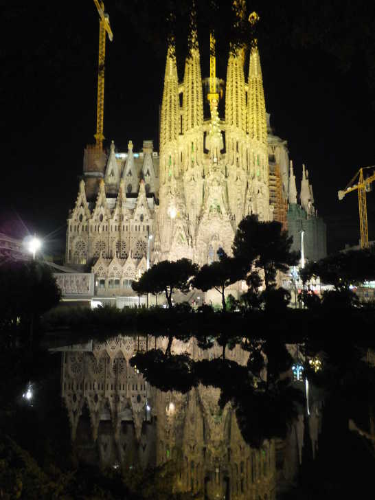 池に映る逆さサグラダファミリア00_バルセロナ5-4ある日本人観光客のスペイン旅行記